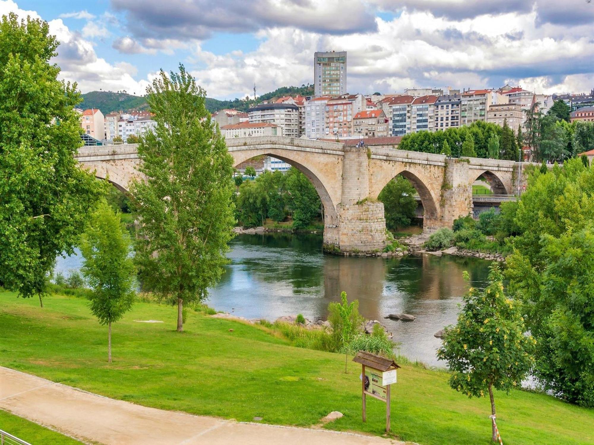 Charming Apartment In Ourense Overlooking The City Bagian luar foto
